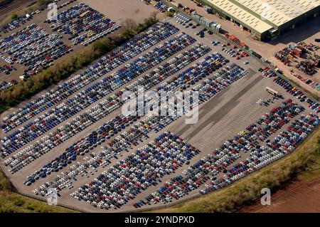 Luftaufnahme neuer Autos, die in der Autofabrik Longbridge in Birmingham, West Midlands, Großbritannien, gelagert wurden Stockfoto