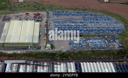 Luftaufnahme neuer Autos, die in der Autofabrik Longbridge in Birmingham, West Midlands, Großbritannien, gelagert wurden Stockfoto