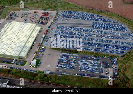 Luftaufnahme neuer Autos, die in der Autofabrik Longbridge in Birmingham, West Midlands, Großbritannien, gelagert wurden Stockfoto