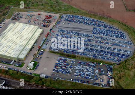 Luftaufnahme neuer Autos, die in der Autofabrik Longbridge in Birmingham, West Midlands, Großbritannien, gelagert wurden Stockfoto