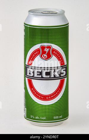 Calgary, Alberta, Kanada. Juni 2020. Eine isolierte Beck's Tallboy Bierdose auf weißem Hintergrund Stockfoto