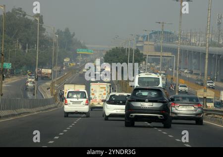 Neu Delhi, Neu Delhi, INDIEN. November 2024. Die Fahrzeuge werden in Neu-Delhi bei Smoke geschwungen. (Kreditbild: © Diptendu Dutta/ZUMA Press Wire) NUR REDAKTIONELLE VERWENDUNG! Nicht für kommerzielle ZWECKE! Quelle: ZUMA Press, Inc./Alamy Live News Stockfoto