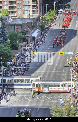Calgary, Alberta, Kanada. Juli 2023. Eine aus der Vogelperspektive erfasste Calgary Stampede Parade, während der C-Train die Straße hinunter überquert Stockfoto