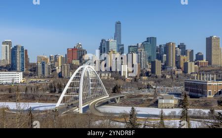 Edmonton, Alberta. März 30, 2023. Skyline von Downtown Edmonton mit der Walterdale Bridge im Blick am Morgen mit blauem Himmel im Winter Stockfoto