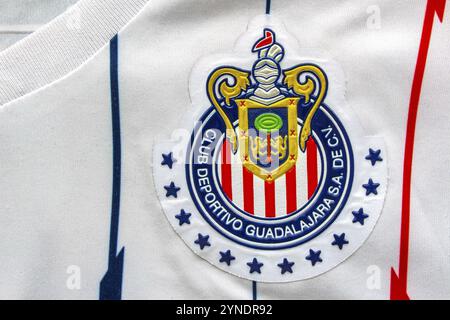 Calgary, Alberta, Kanada. Juli 2020. Guadalajara Chivas Football Soccer nah an ihrem Logo auf einem Trikot Stockfoto