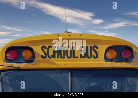 Ein gelbes SCHULBUSSCHILD aus nächster Nähe. Konzept: Schülertransport Stockfoto