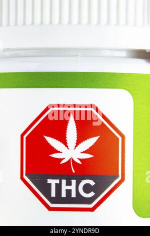 Calgary, Alberta, Kanada. September 2020. Makroaufnahme des standardisierten Cannabis-Symbols auf grünem Cannabis-Behälter Stockfoto