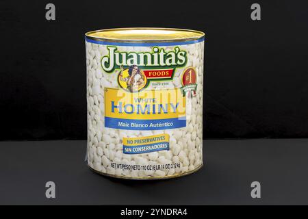 Calgary, Alberta, Kanada. September 2023. Eine Dose Juanitas Hominy Mexican Style mit 110 ml Produkt Stockfoto