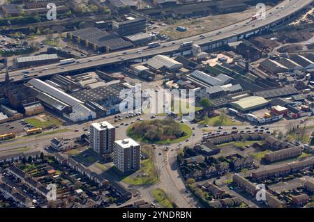 Aus der Vogelperspektive von Smethwick, Sandwell, West Midlands, UK Junction of Spon Lane, Kenrick Way und Trinity Way mit der Autobahn M5 (oben). Stockfoto