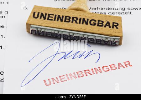 Ein Holzstempel liegt auf einem Dokument. Deutsche Inschrift: Uneinbringbar Studioaufnahme, Österreich, Europa Stockfoto