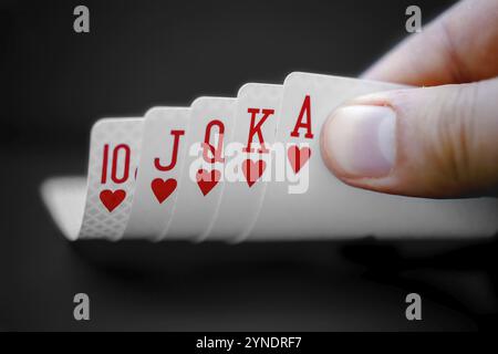 Eine Person, die auf einen Royal Flush ein Ass-hohe Straight Flush, die bestmögliche Hand in vielen Varianten des Poker Stockfoto