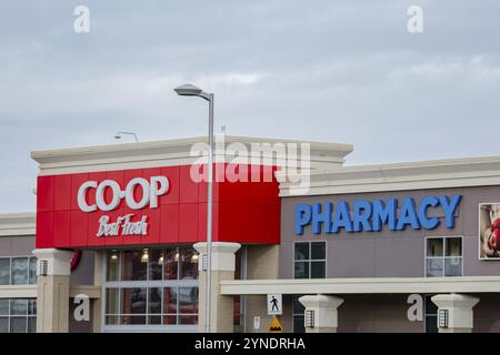 Calgary, Alberta. Kanada Jan 4 2020. ist eine Genossenschaft, die ein Lebensmittelgeschäft, eine Apotheke, ein Alkoholgeschäft und Cannabis zu speichern. Co-op ist gegen uni Stockfoto