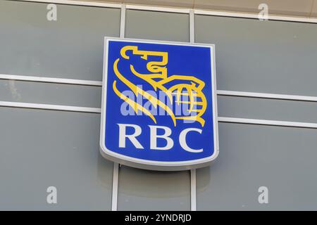 Calgary, Alberta, Kanada. März 2024. Eine Nahaufnahme einer RBC Bank unterzeichnet Royal Bank of Canada, ein kanadisches multinationales Finanzdienstleistungsunternehmen und die Stockfoto