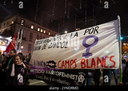 Barcelona, Spanien. November 2024. Feministische Demonstration anlässlich des Internationalen Tages zur Beseitigung der Gewalt gegen Frauen, bei dem politische Parteien (außer VOX und PP) und die breite Öffentlichkeit entlang des zentralen Passeig de Gr&#xe0;cia unter dem Motto marschierten: "Lasst Angst die Seiten ändern, nicht eine mehr. Manifestación feminista en conmemoración del D&#xed;a Internacional de la Lucha contra la Violencia hacia las Mujeres, donde partidos pol&#xed;ticos (sin VOX ni PP) y ciudadan&#xed;a en General se manifestaron por la céntrica calle del Passeig de Gr&#xe0;cia bajo el lema: &Quo Stockfoto