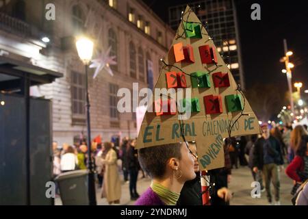 Barcelona, Spanien. November 2024. Feministische Demonstration anlässlich des Internationalen Tages zur Beseitigung der Gewalt gegen Frauen, bei dem politische Parteien (außer VOX und PP) und die breite Öffentlichkeit entlang des zentralen Passeig de Gr&#xe0;cia unter dem Motto marschierten: "Lasst Angst die Seiten ändern, nicht eine mehr. Manifestación feminista en conmemoración del D&#xed;a Internacional de la Lucha contra la Violencia hacia las Mujeres, donde partidos pol&#xed;ticos (sin VOX ni PP) y ciudadan&#xed;a en General se manifestaron por la céntrica calle del Passeig de Gr&#xe0;cia bajo el lema: &Quo Stockfoto