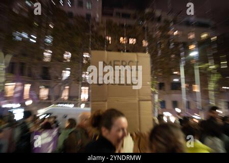 Barcelona, Spanien. November 2024. Feministische Demonstration anlässlich des Internationalen Tages zur Beseitigung der Gewalt gegen Frauen, bei dem politische Parteien (außer VOX und PP) und die breite Öffentlichkeit entlang des zentralen Passeig de Gr&#xe0;cia unter dem Motto marschierten: "Lasst Angst die Seiten ändern, nicht eine mehr. Manifestación feminista en conmemoración del D&#xed;a Internacional de la Lucha contra la Violencia hacia las Mujeres, donde partidos pol&#xed;ticos (sin VOX ni PP) y ciudadan&#xed;a en General se manifestaron por la céntrica calle del Passeig de Gr&#xe0;cia bajo el lema: &Quo Stockfoto