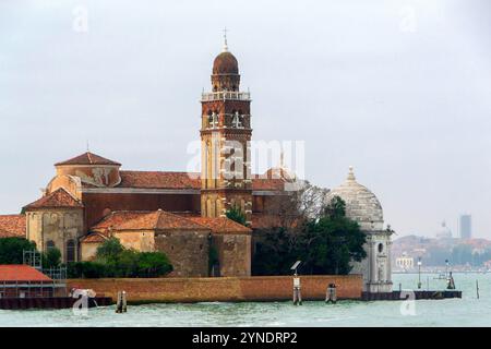 Eine Nahaufnahme der antiken Kirche auf der Friedhofsinsel in Venedig, Italien, mit der detaillierten Architektur mit roten Ziegeldächern, verwitterten br Stockfoto