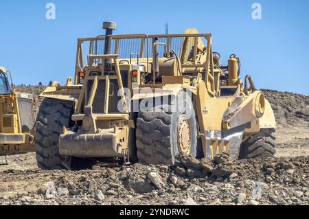 Cochrane, ab, Kanada. August 2023. Nahaufnahme eines zweimotorigen Schürfers auf einer Baustelle im Sommer Stockfoto