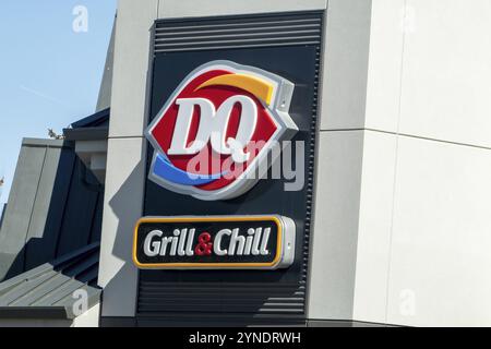 Calgary, Alberta, Kanada. April 2023. Ein DQ Grill und Chill Restaurant Schild Stockfoto