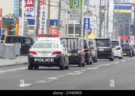 Nagahama, Präfektur Shiga, Japan. November 2023. Ein SUV-Polizeifahrzeug, das vor der Polizeiwache in der Präfektur Shiga, Japan, Asien, geparkt wurde Stockfoto