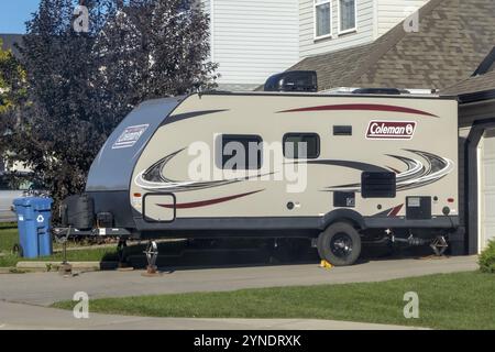 Calgary, Alberta, Kanada. September 2023. Ein Wohnmobil-Wohnwagen parkt an einem Sommertag vor einem Haus Stockfoto