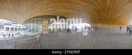 Calgary, Alberta, Kanada. August 2024. Der Eingang der Calgary Library zeigt einen geräumigen, modernen Bereich mit einer gebogenen Holzdecke und einem weitläufigen Glaswal Stockfoto