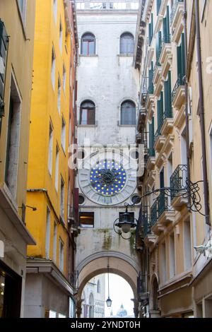 Nahaufnahme der komplizierten Tierkreisuhr am Torre dell'Orologio in Venedig, Italien. Das blau-goldene Zifferblatt zeigt Symbole des Tierkreiszeichens, Surro Stockfoto