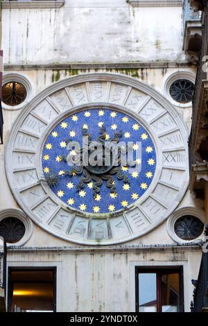 Nahaufnahme der komplizierten Tierkreisuhr am Torre dell'Orologio in Venedig, Italien. Das blau-goldene Zifferblatt zeigt Symbole des Tierkreiszeichens, Surro Stockfoto