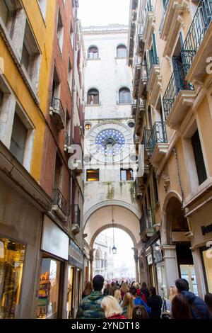 Nahaufnahme der komplizierten Tierkreisuhr am Torre dell'Orologio in Venedig, Italien. Das blau-goldene Zifferblatt zeigt Symbole des Tierkreiszeichens, Surro Stockfoto