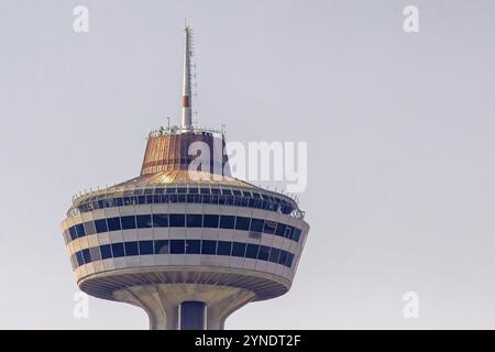 Niagara, Ontario, Kanada. Januar 2024. Ganz in der Nähe des Skylon Aussichtsturms mit einem atemberaubenden Blick auf die Niagarafälle sowie einer Arkade und Drehscheibe Stockfoto