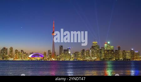 Toronto, Ontario, Kanada. Juni 2023. Ein horizontaler Blick auf die Skyline von Toronto während einer Sumer-Nacht Stockfoto