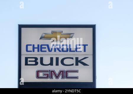 Calgary, Alberta, Kanada. September 2023. Ein Chevrolet-Schild ziert stolz den Eingang des Händlerbetriebs, hoch stehend mit dem legendären Bowtie-Emblem A Stockfoto