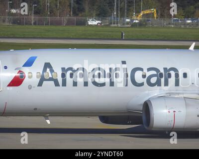 Vancouver, BC, Kanada. Dezember 2023. Ein Nahaufnahme eines American Airlines Logos in einem Flugzeug am Internationalen Flughafen Vancouver Stockfoto