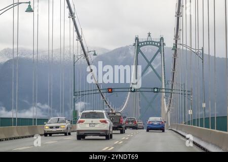 Vancouver, British Columbia, Kanada. April 2024. Die Lions Gate Bridge mit Fahrzeugen im belebten Rush Hour-Verkehr an einem regnerischen Tag Stockfoto