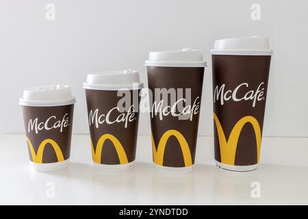 Calgary, Alberta, Kanada. Mai 2024. Alle Größen von McCafe Kaffeetassen sind bei McDonalds erhältlich Stockfoto