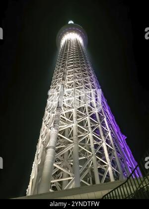 Tokio, Japan. April 2014. Eine Perspektive von Grund auf auf den Tokyo Skytree Tower, ein Rundfunk- und Aussichtsturm in Sumida, Tokio. Es wurde zum ta Stockfoto