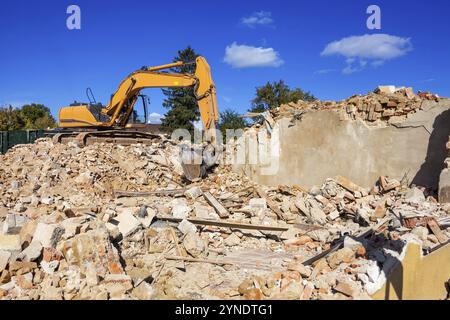 Ein Bagger bei Abbrucharbeiten an einem Haus, Bauschutt, Abbruch, Bauarbeiten, Neubau, Ruine Österreich, Wien Stockfoto