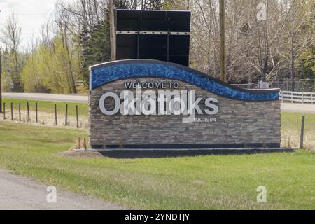 Calgary, Alberta, Kanada. 7. Mai 2023. Ein Willkommensschild für die Stadt Okotoks. Eine Stadt in der Region Calgary in Alberta, Kanada. Es liegt am Sheep River. Stockfoto