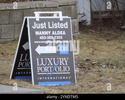 Calgary, Alberta, Kanada. März 2024. Ein soeben gelistetes Immobilienschild vor einem Haus zum Verkauf Stockfoto