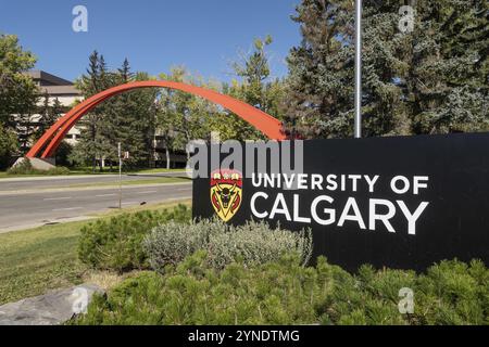 Calgary, Alberta, Kanada. September 2023. Das Schild zum Haupteingang der Universität von Calgary ist von der Pracht des Sommers umgeben Stockfoto