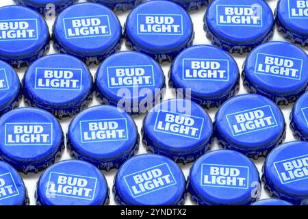 Calgary, Alberta, Kanada. Oktober 2020. Bud Light Crown Bierkappen auf klarem Hintergrund Stockfoto