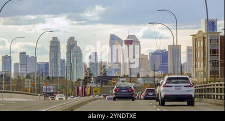 Calgary, Alberta, Kanada. Mai 2024. Eine belebte Durchgangsstraße voller Fahrzeuge auf dem Weg in die Innenstadt von Calgary Stockfoto