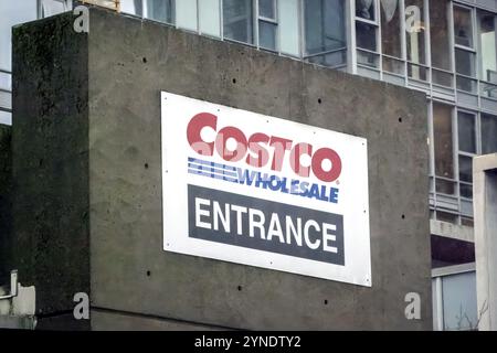 Vancouver, British Columbia, Kanada. April 2024. Ein Schild zum Eingang des Costco-Großhandelsgeschäfts Stockfoto