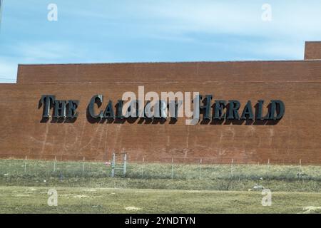 Calgary, Alberta, Kanada. April 2023. Ein Zeichen des Calgary Herald, einer Tageszeitung, die in Calgary, Alberta, Kanada, Nordamerika, veröffentlicht wurde Stockfoto