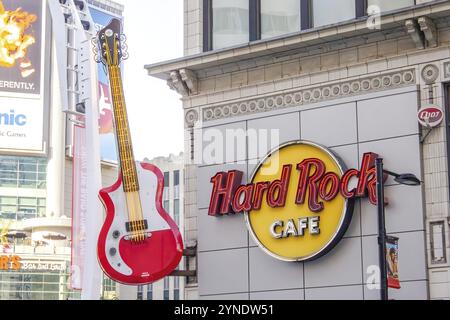 Toronto, Ontario, Kanada. Januar 2024. Eine Nahansicht von vorne auf ein Hard Rock Cafe Schild mit einer Gitarre. Eine Kette von Themen-Bar-Restaurants, Erinnerungsstücke Stockfoto