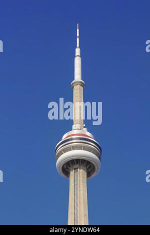 Toronto, Ontario, Kanada. August 2011. Der CN Tower, ein Aussichtsturm, an einem klaren Sommertag Stockfoto