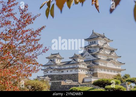 Himeji, Präfektur Hy?Go von Japan. November 2023. Ein horizontaler Blick auf die Burg Himeji, eine auf einem Hügel gelegene japanische Burganlage, die zum UNESCO-Weltkulturerbe gehört Stockfoto