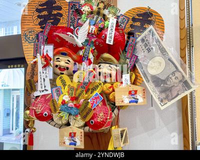 Nagahama, Shiga, Japan. Dezember 2023. Ein japanisches Kumade Kansai Good Luck Fortune New Year Rake Amulett in einem Restaurantbetrieb Stockfoto