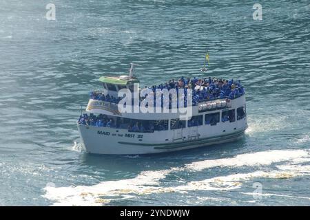 Niagara, Ontario, Kanada. Januar 2024. Eine Bootstour an den Niagarafällen führt die Menschen auf eine informative Reise rund um die atemberaubenden Wasserfälle Stockfoto