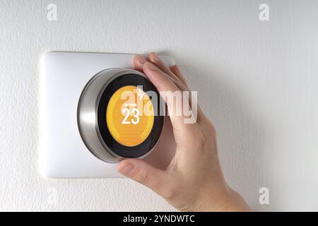 Smart Thermostat mit einer Hand Einstellen der Temperatur Stockfoto